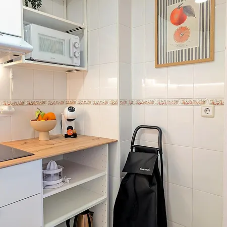 2-Bedroom Central Apartment, 600M To Beach, No Car Needed *
